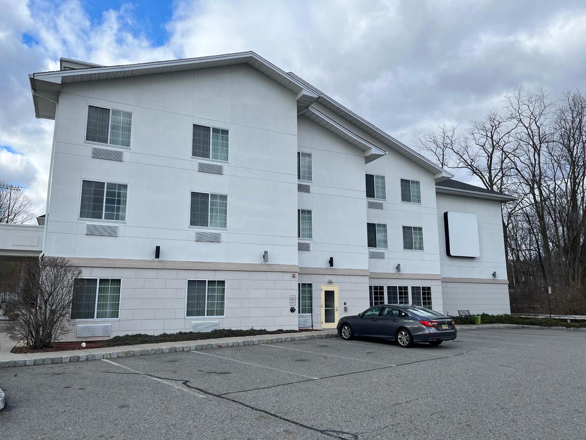 Tapa Hotel, Inn & Suites Mahwah Exterior foto