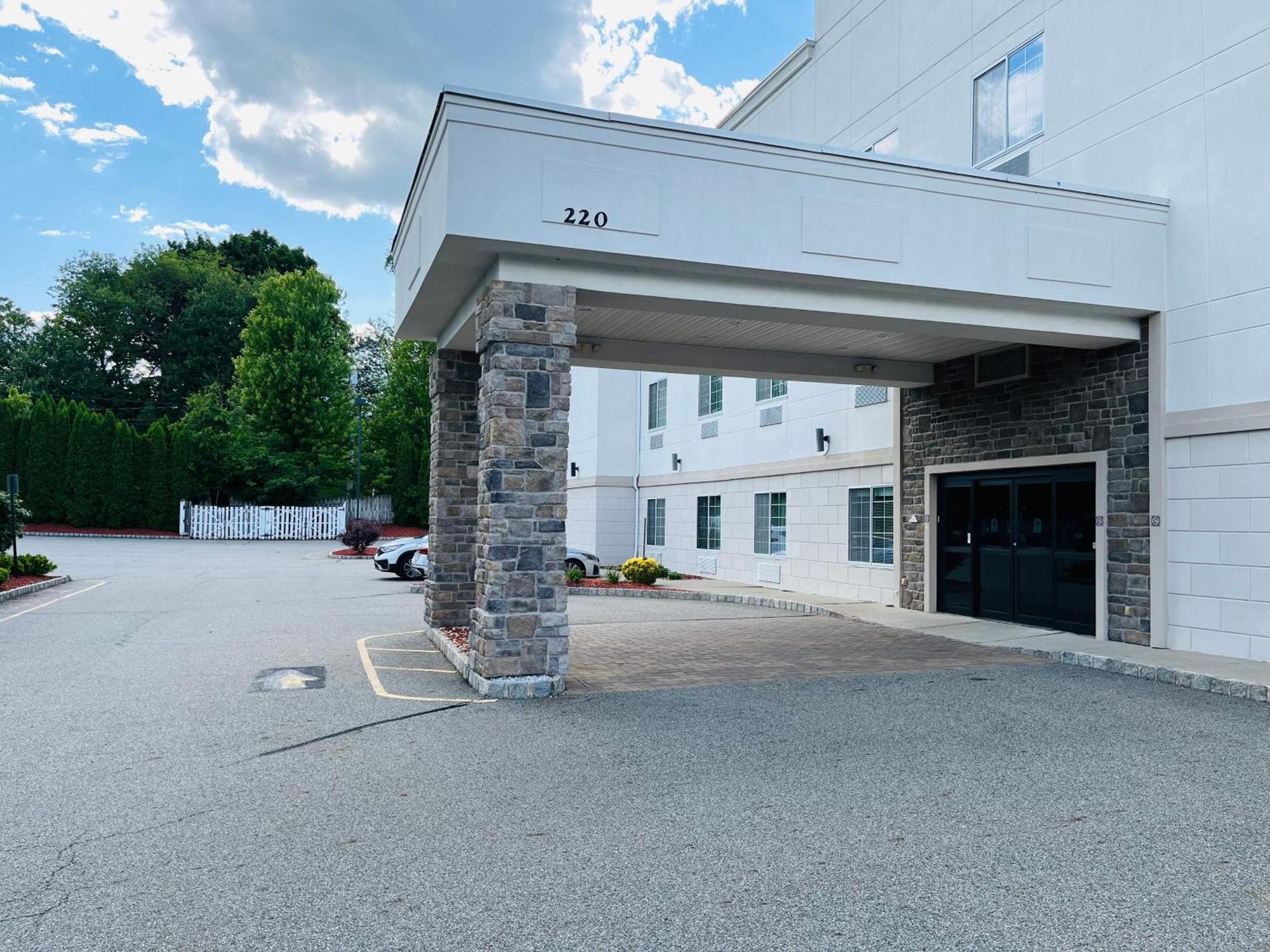 Tapa Hotel, Inn & Suites Mahwah Exterior foto